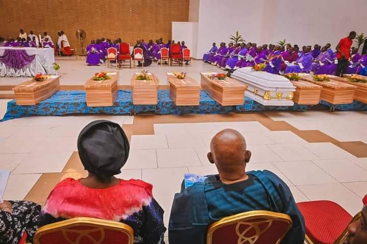 Akeredolu at burial for Owo attack victims